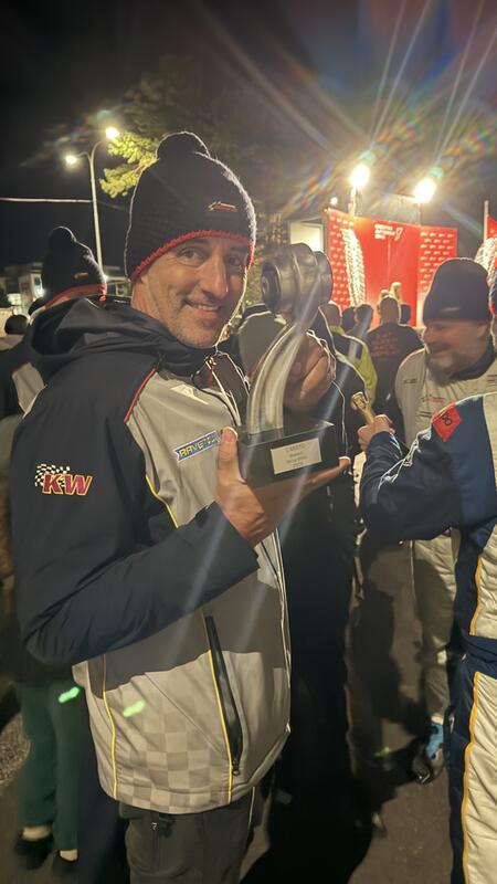 Coach team Šenkýř Motorsport a vozu #90 s trofejí za závod