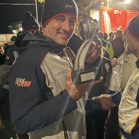 Coach team Šenkýř Motorsport a vozu #90 s trofejí za závod