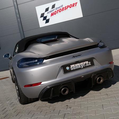 Porsche 718 Spyder a výfukový systém Akrapovič.
•••
Nádherný...