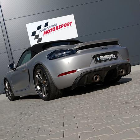 Porsche 718 Spyder a výfukový systém Akrapovič.
•••
Nádherný...