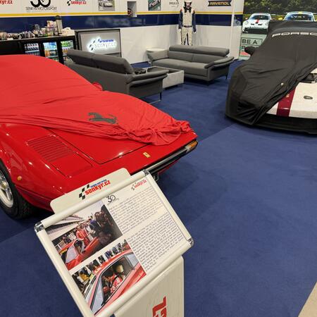 Částečně odhalené Ferrari 308 GTB - Niki Lauda