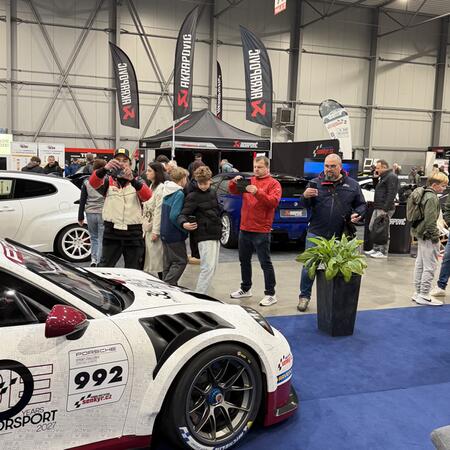 Porsche 911 (992.2) GT3 Cup při odhalování a ihned cílem...