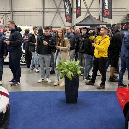 Porsche 911 (992.2) GT3 Cup při odhalování a ihned cílem...
