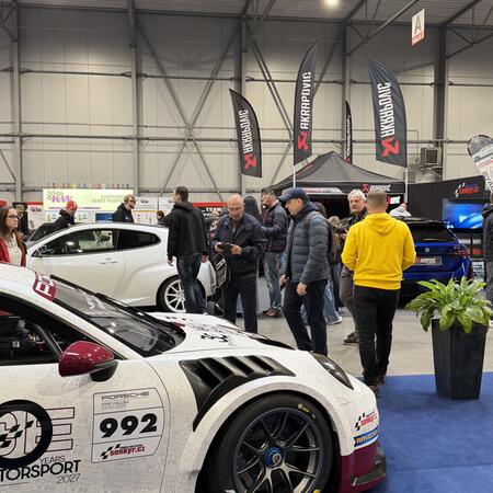Porsche 911 (992.2) GT3 Cup při odhalování a ihned cílem...