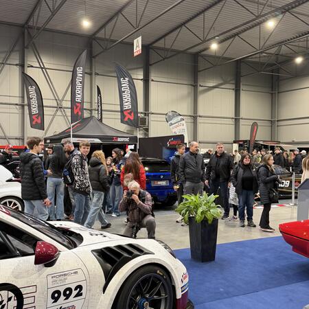 Porsche 911 (992.2) GT3 Cup při odhalování a ihned cílem...