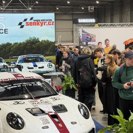 Porsche 911 (992.2) GT3 Cup při odhalování a ihned cílem...