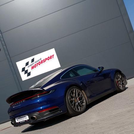 Poslední generace Porsche 911 Carrera 4S (992) a...