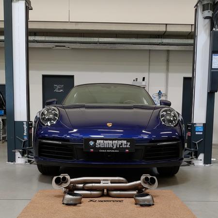 Poslední generace Porsche 911 Carrera 4S (992) a titanový...