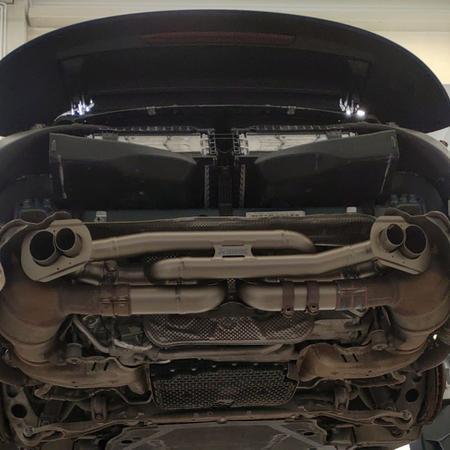 Poslední generace Porsche 911 Carrera 4S (992) a...
