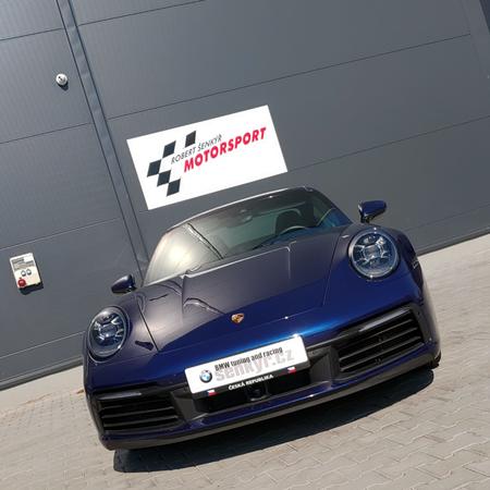 Poslední generace Porsche 911 Carrera 4S (992) a titanový...