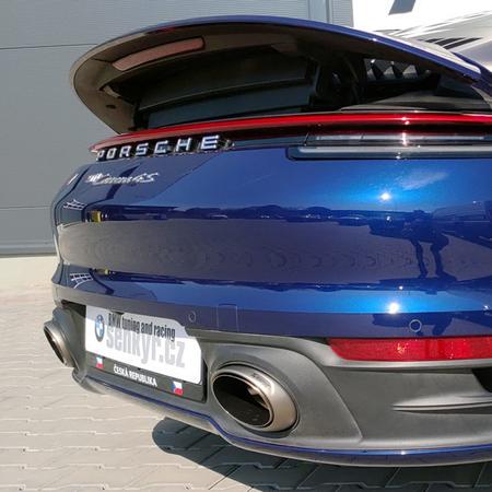 Poslední generace Porsche 911 Carrera 4S (992) a titanový...