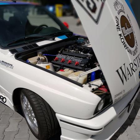 Jsou auta, která berou za srdce.
M3 E30 je kult, vyjímečný vůz, kdysi začátek naší “BMW pozitiv”...