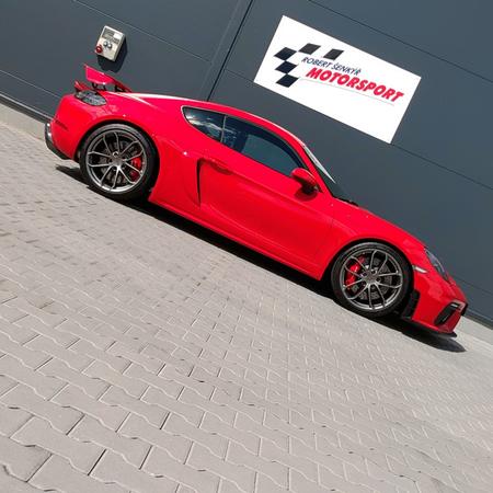 Porsche Cayman 718 GT4 a instalace titanového výfukového...