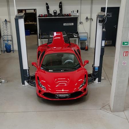 30 let Akrapoviče a na jeho počest číslovaná...