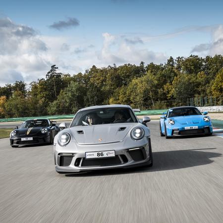 Stále více vozů Porsche všech generací...