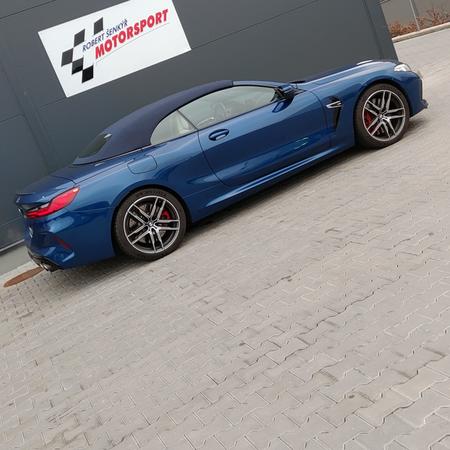 BMW M8 Cabrio a instalace titanového výfuku Akrapovič...