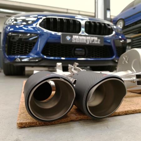 BMW M8 Cabrio a instalace titanového výfuku Akrapovič...
