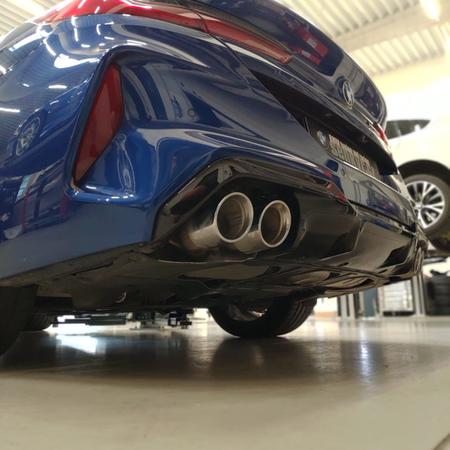 BMW M8 Cabrio a instalace titanového výfuku Akrapovič Slip-On s klapkami ovládanými přes volbu jízdních režimů.