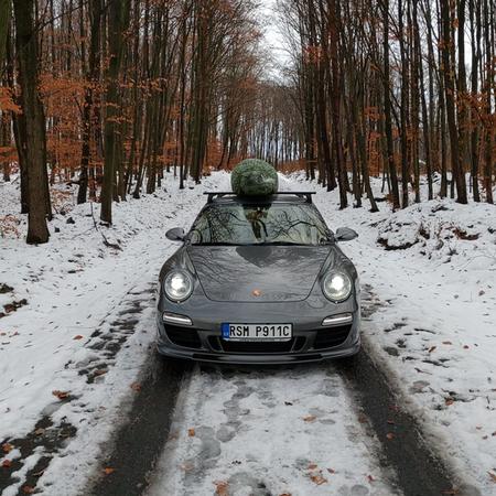 Vánoční stromek už je doma🌲
Na střeše Porsche...