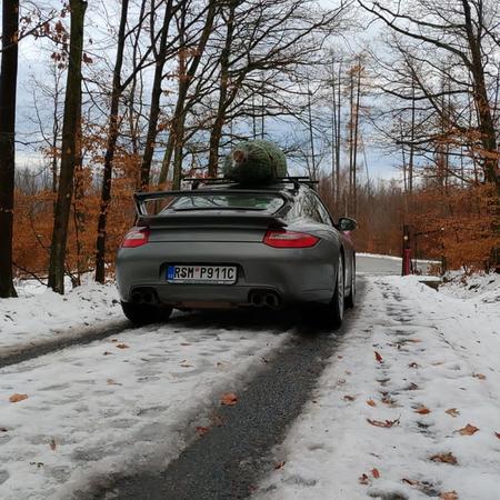 Vánoční stromek už je doma🌲
Na střeše Porsche...