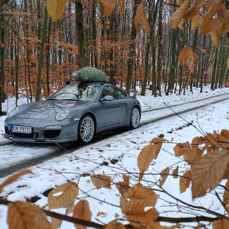 Vánoční stromek už je doma🌲
Na střeše Porsche...