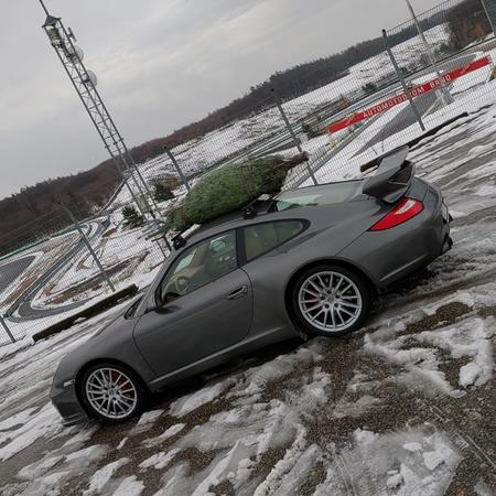 Vánoční stromek už je doma🌲
Na střeše Porsche Carrera 997 po cestě přibrzdil i kde jinde než na Masarykově okruhu✅
Zítra...