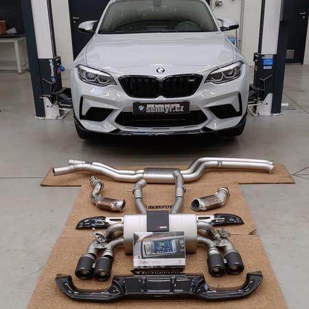 Další z našich srdečních projektů - BMW M2 Competition:

Instalace výfuku Akrapovič včetně středového potrubí
Svody Wagner s 200 cpsi katalyzátory
Karbonové...