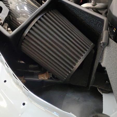 Instalace karbonového sání s vysokoprůtokovými filtry Šenkýř Motorsport @Armaspeed jako součást našeho...