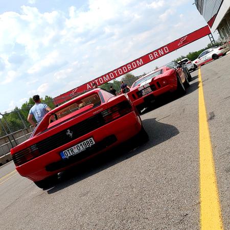 Ford GT40 a Ferrari Testarossa - dvě legendy na trackday akci...