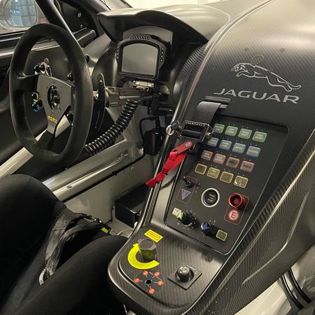 Jaguar F-Type GT4. Dva osmiválcové vozy z britského mistrovství...