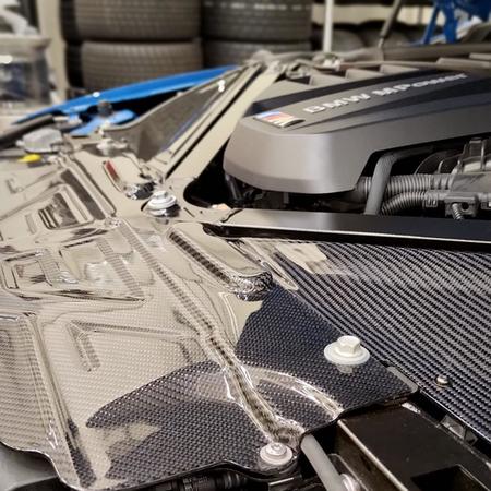 Laděné karbonové sání Armaspeed pro BMW M4 Competition nahrazuje...