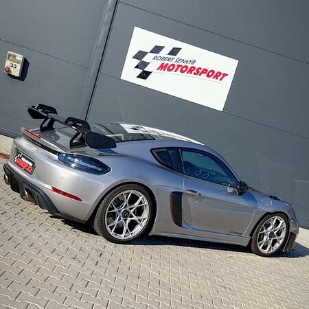 Do Porsche Cayman 718 GT4 RS jsme instalovali titanový výfuk...