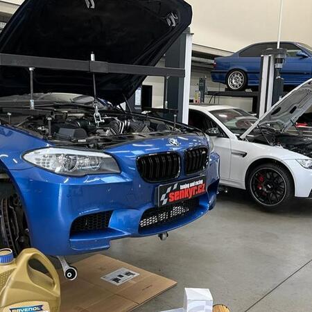 2x M5 F10 na preventivní výměnu ojničních ložisek a další...