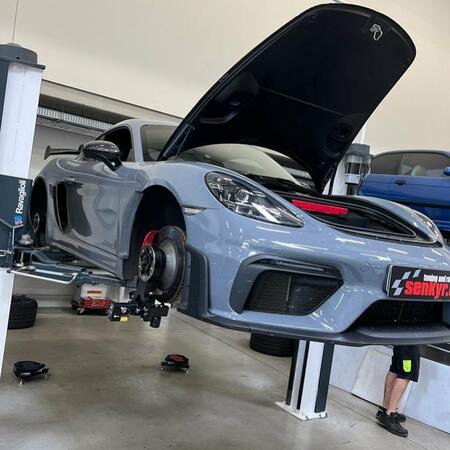 Krásný Cayman GT4 a setup pomocí měřicího zařízení @manthey_racing.
