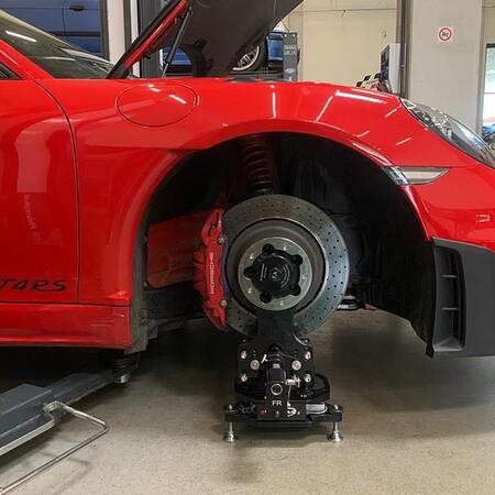 Setup vozu Porsche Cayman GT4 RS pomocí geometrie @manthey_racing...