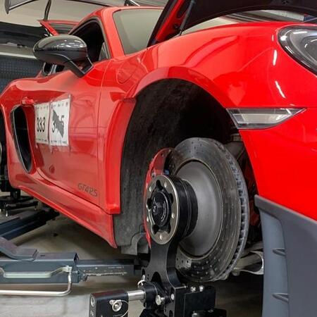 Setup vozu Porsche Cayman GT4 RS pomocí geometrie @manthey_racing...