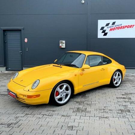 Tomuto velmi raritnímu exempláři Porsche Carrera RS 993 v typickém...