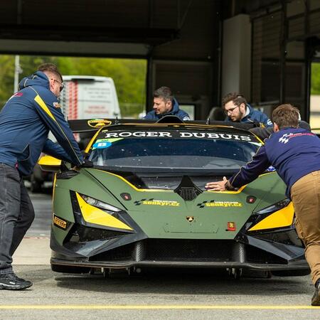 Závodní auta jako vždy ve velkém počtu na trackday akci Šenkýř...