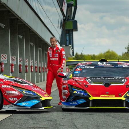 Závodní auta jako vždy ve velkém počtu na trackday akci Šenkýř...