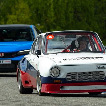 Závodní auta jako vždy ve velkém počtu na trackday akci Šenkýř...