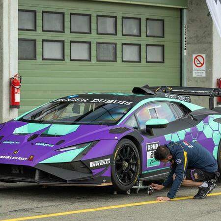 Závodní auta jako vždy ve velkém počtu na trackday akci Šenkýř...