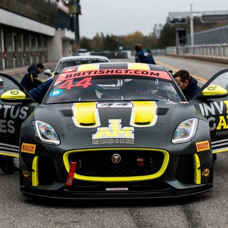 Závodní auta jsou součástí každé trackday akce Šenkýř Motorsport....