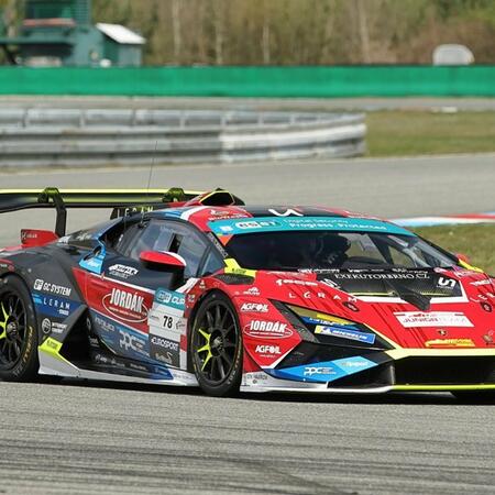 Závodní auta jsou součástí každé trackday akce Šenkýř Motorsport....