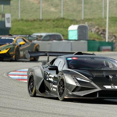 Závodní auta jsou součástí každé trackday akce Šenkýř Motorsport....