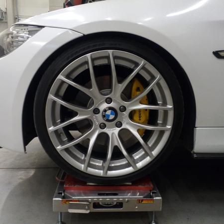 BMW E90 a perfektní doladění jízdních vlastností i designu cenově...