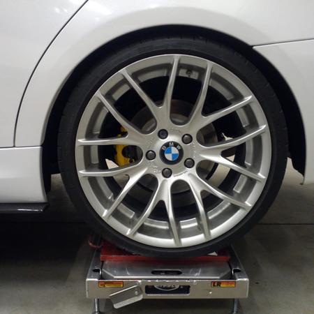 BMW E90 a perfektní doladění jízdních vlastností i designu cenově...