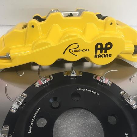 Range Rover Sport a brzdový kit Šenkýř Motorsport s použitím komponentů AP Racing  6-pístové třmeny v individuání žluté barvě, kotouče 390x36mm. 