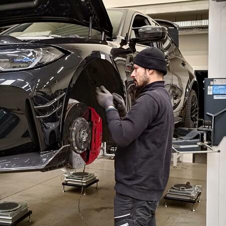 Montáž sportovních pružin KW HAS do sedanu BMW M3 CS. U těchto...