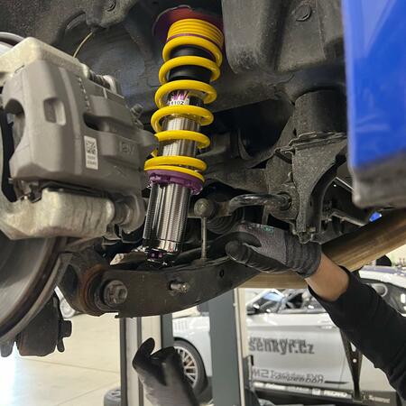 Instalace sportovního podvozku KW V3 INOX do puristického kupé...
