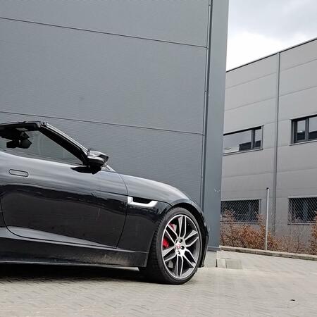 5-litrový Jaguar F-Type R z doby před-OPF-kové od nás dostal...